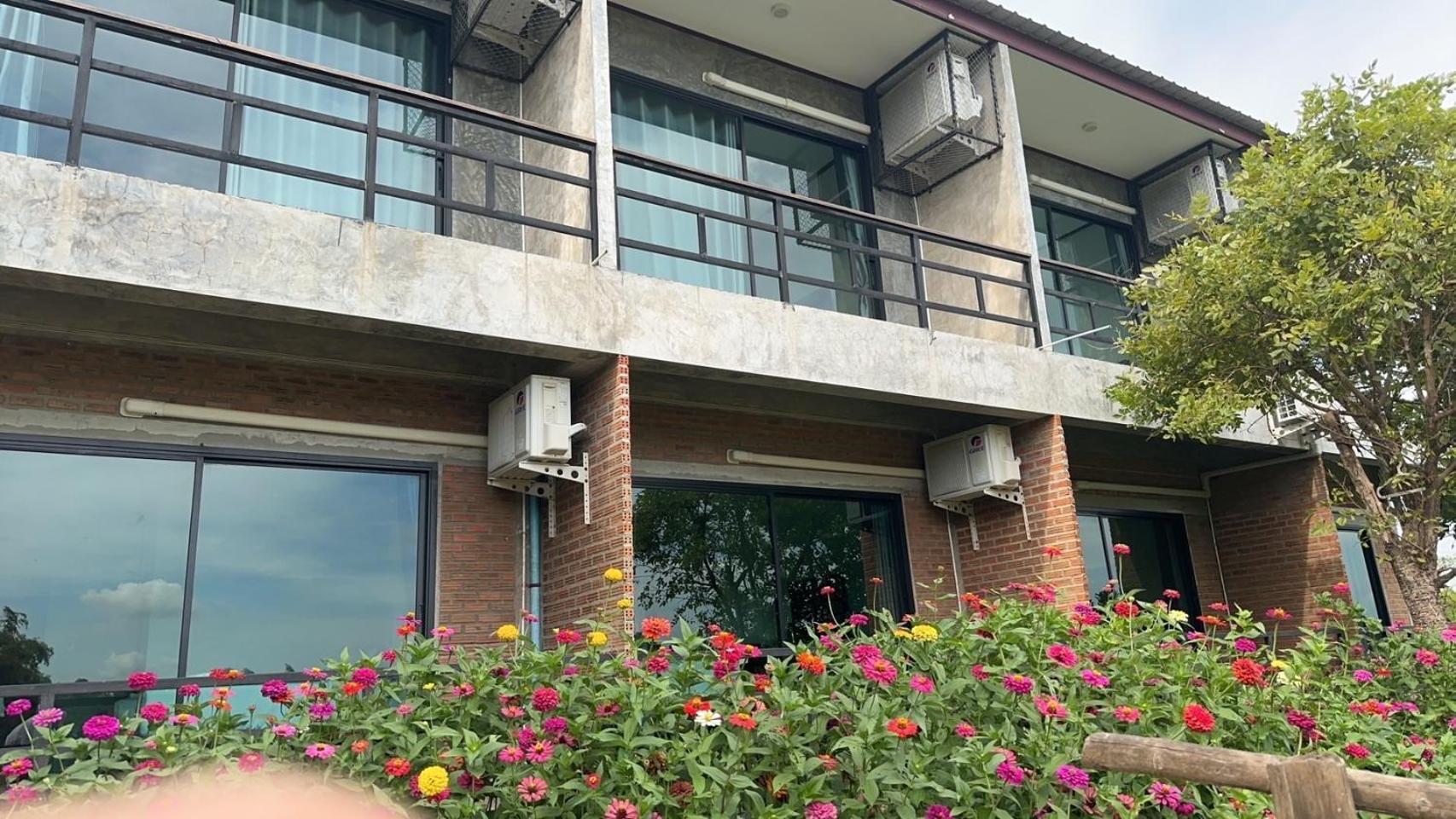Ban Suweena Uthai Thani Exterior photo